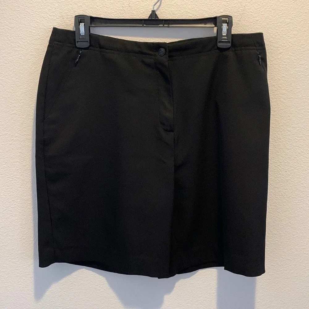 bolle Golf Womens Black Short Zip Front Size 12. Hidden Zip Front Zip Pockets.